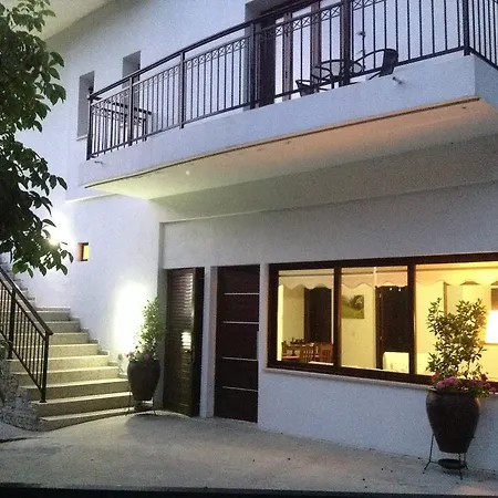 Ta Spitakia Tis Theodosias * Kalopanagiotis