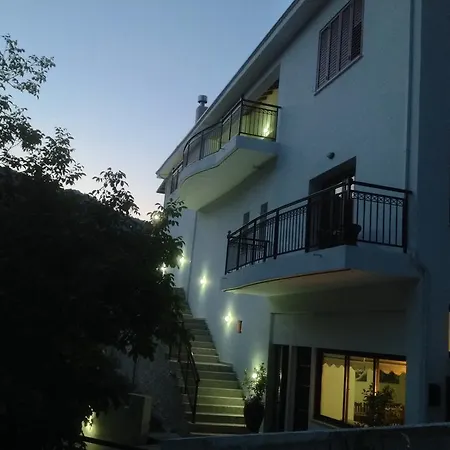 Ta Spitakia Tis Theodosias Kalopanajotis