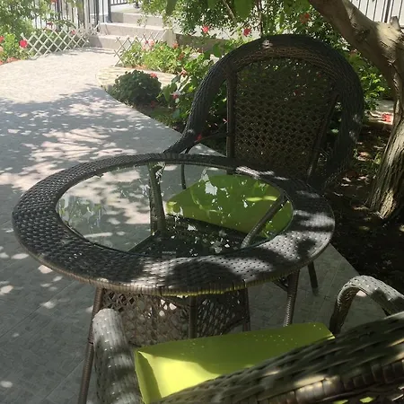 Ta Spitakia Tis Theodosias *