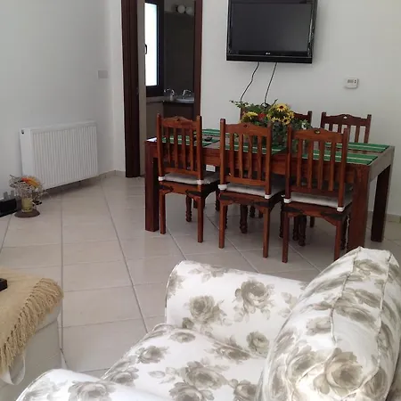 Ta Spitakia Tis Theodosias كالوبانايوتيس