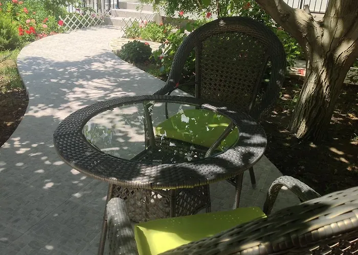 Ta Spitakia Tis Theodosias *