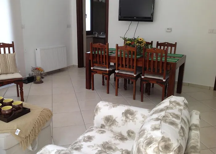 Ta Spitakia Tis Theodosias Kalopanagiotis