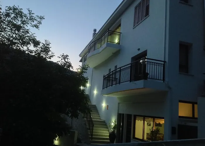 Ta Spitakia Tis Theodosias Kalopanagiotis